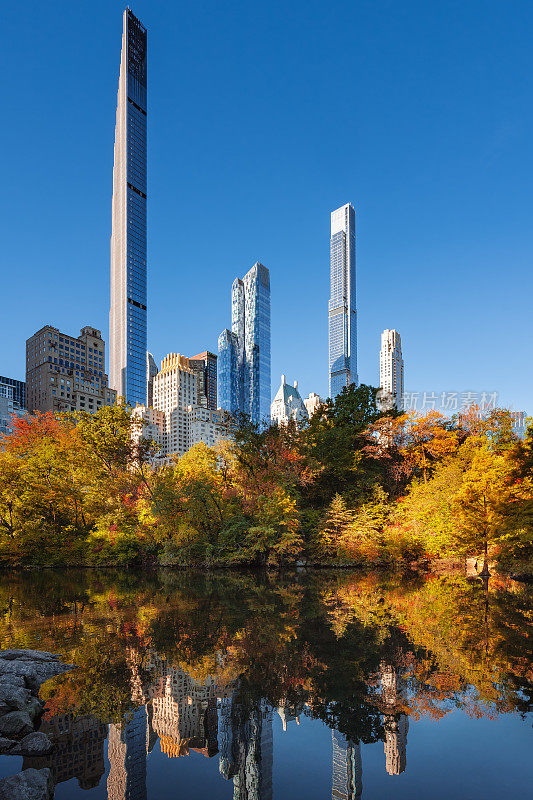 秋天的中央公园有亿万富翁街的摩天大楼。纽约市曼哈顿中城