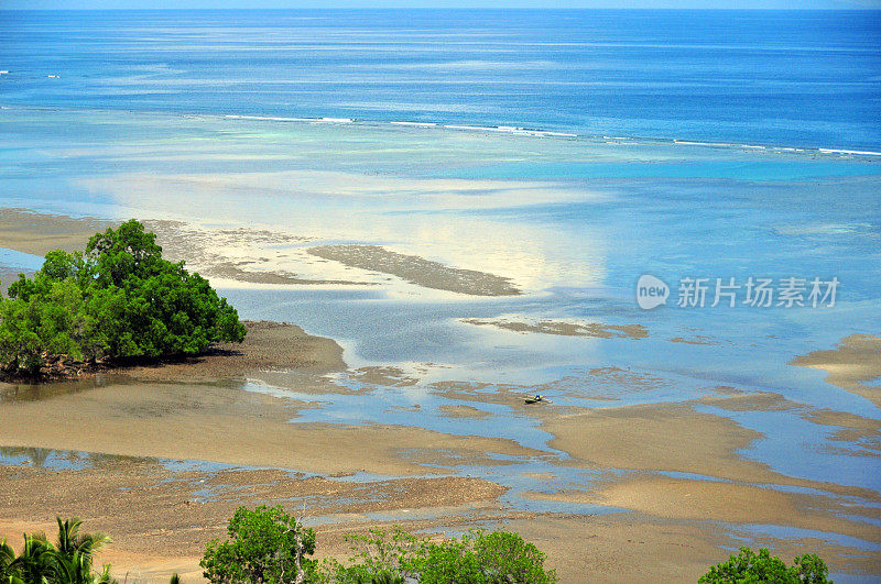 提巴尔湾的景色-天空倒映在宁静的珊瑚礁-班达海，Liquiçá，东帝汶