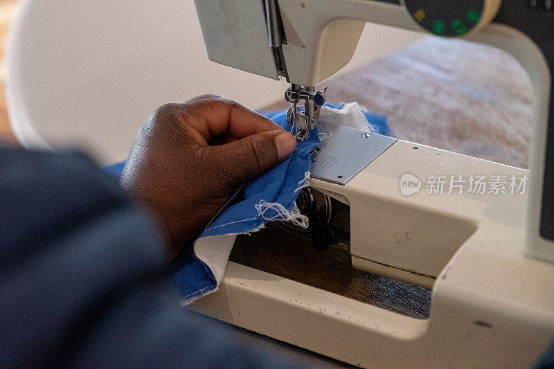 一位非洲妇女正在使用她的缝纫机