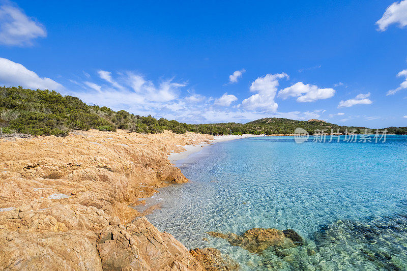 卡拉佩特拉鲁贾，一个暗示性的海滩在翡翠海岸-撒丁岛