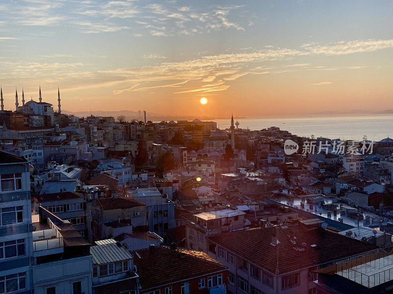 土耳其-伊斯坦布尔-伊斯坦布尔和马尔马拉海的日出