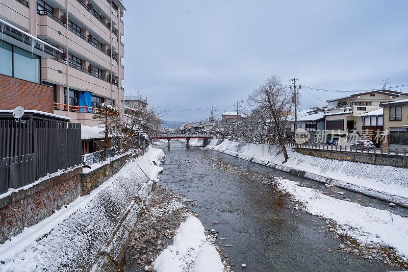 日本高山市村雪与溪水
