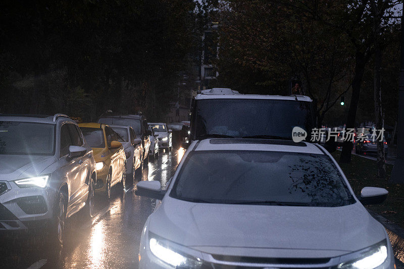 下雨天的汽车交通