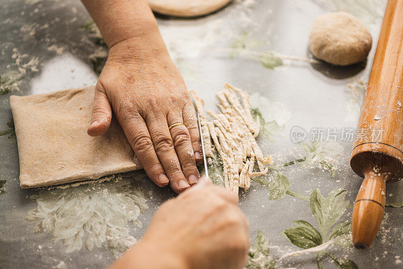 中年妇女的手切面