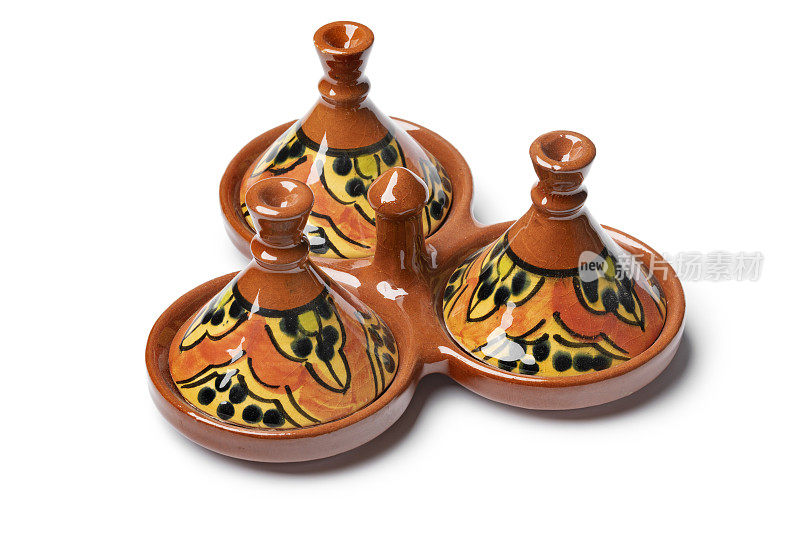 传统的陶瓷摩洛哥胡椒，盐和孜然设置在白色背景