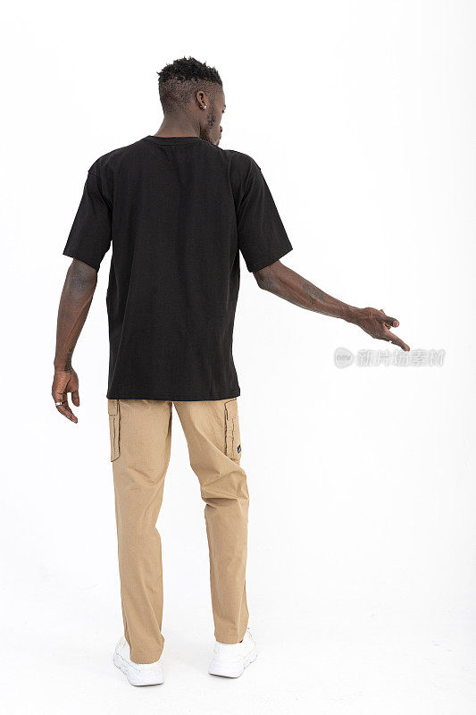 黑人男性模特非洲后裔在白色背景前穿着黑色t恤。