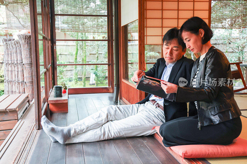 日本夫妇在传统日式旅馆享受秋景
