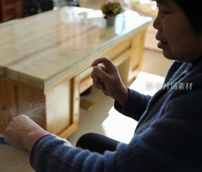 女人的手关节痛