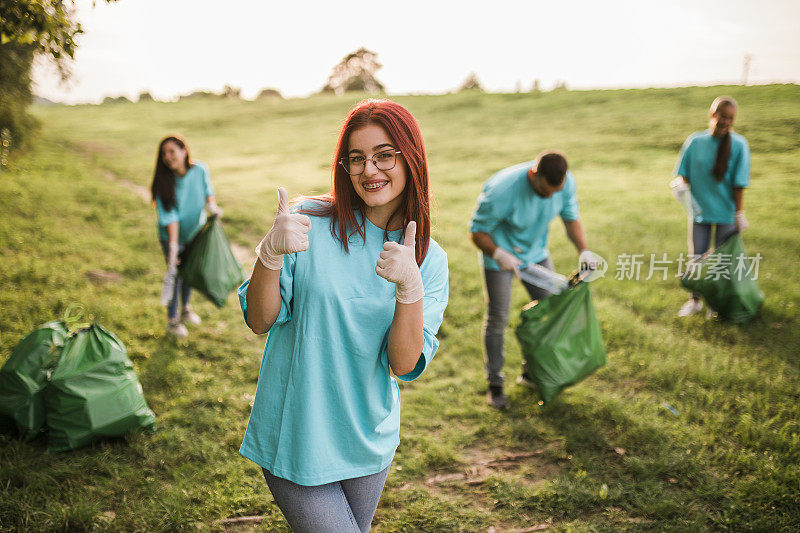 一群青年志愿者用垃圾袋清理城市公园-环境保护与生态理念