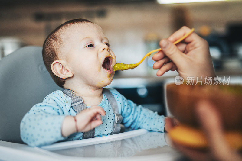 该吃午饭了，爸爸，把吃的给我。