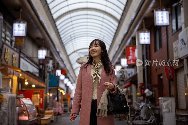 年轻女子参观购物中心-低角度视图