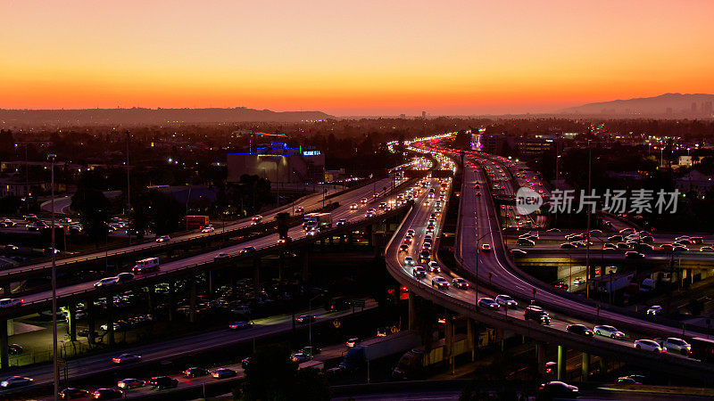 加利福尼亚州洛杉矶黄昏时高速公路交通的航拍