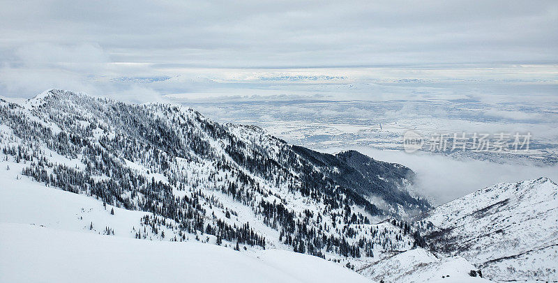 希尔空军基地和大盐湖，从雪盆滑雪场的高空看到低云和雾。