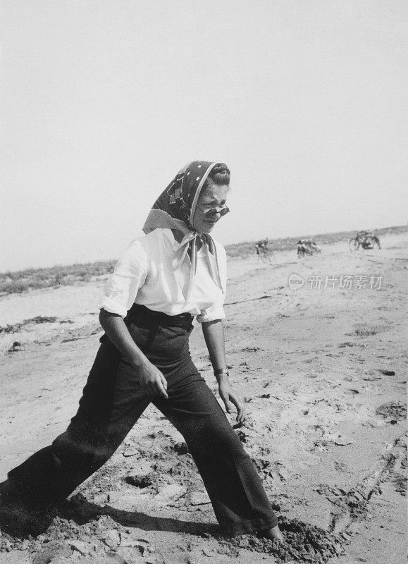 1941年，海滩上的年轻女子。