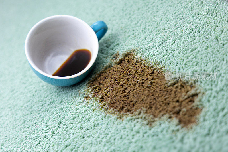 一杯黑咖啡洒在地毯上的特写镜头