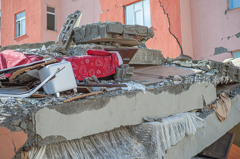 建筑物上的家用物品在地震中倒塌了