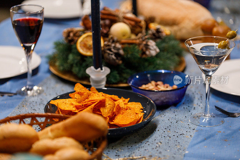 美味的墨西哥玉米片和酒精饮料摆在圣诞晚宴的桌子上