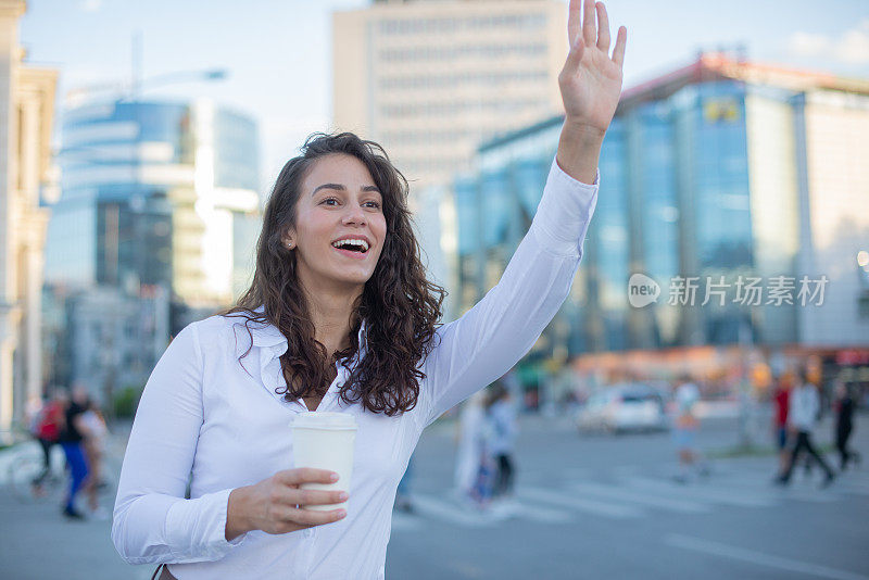 成年女子叫出租车