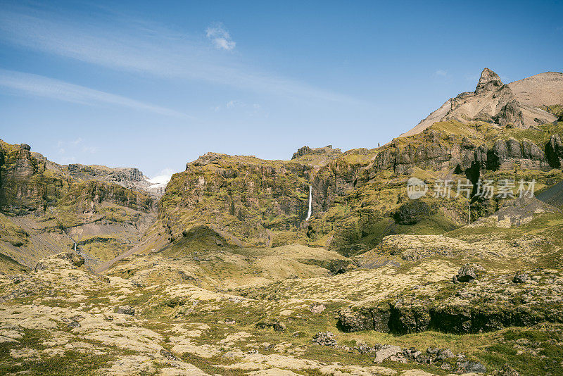 mulagljjufur峡谷的冰岛景观，草地和苔藓覆盖着岩石和瀑布