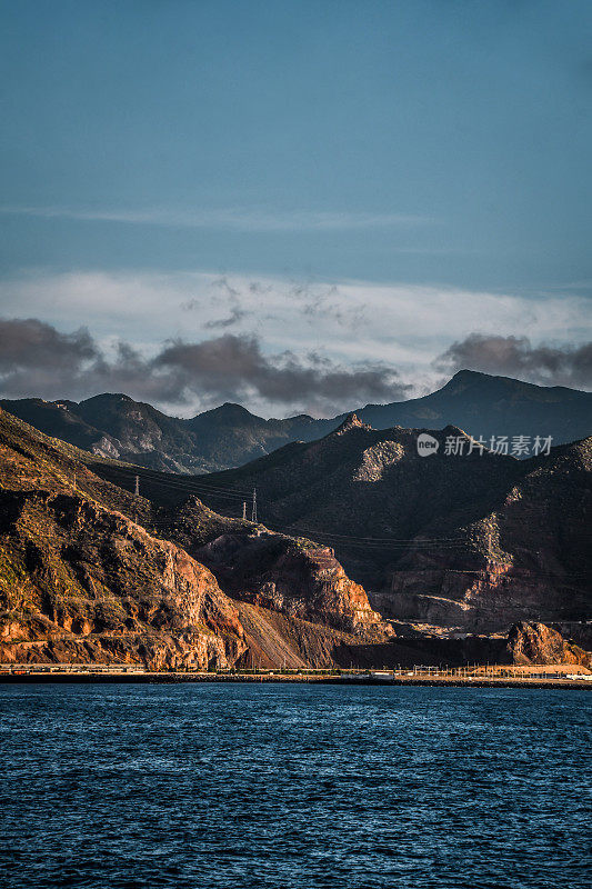 西班牙圣克鲁斯特内里费岛的高山和海景