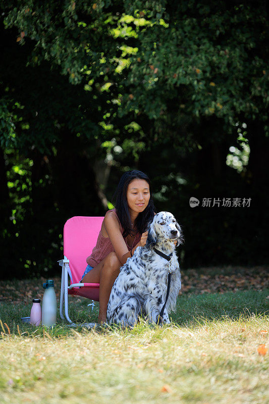 英国塞特犬在大自然中与主人坐在一起