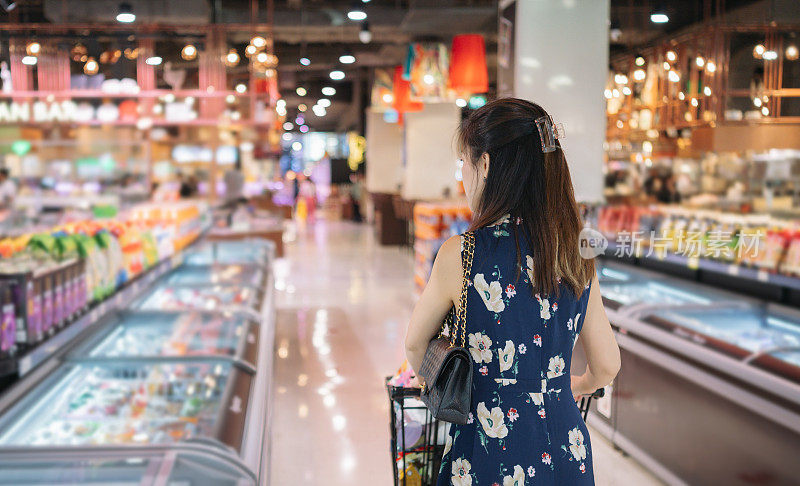 现代亚洲顾客在泰国曼谷购物