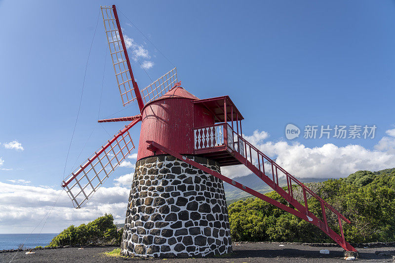 亚速尔群岛皮科海岸上风景秀丽的红色风车