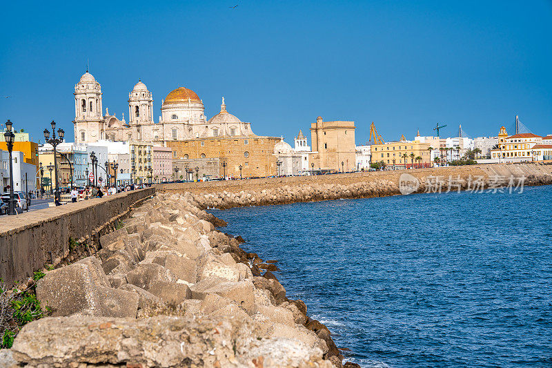 西班牙加的斯——2023年4月8日:游客们在城市海滨散步