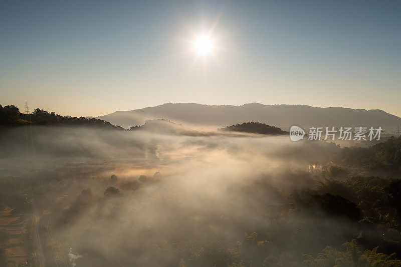 美丽的早晨景色，日出和雾在山上