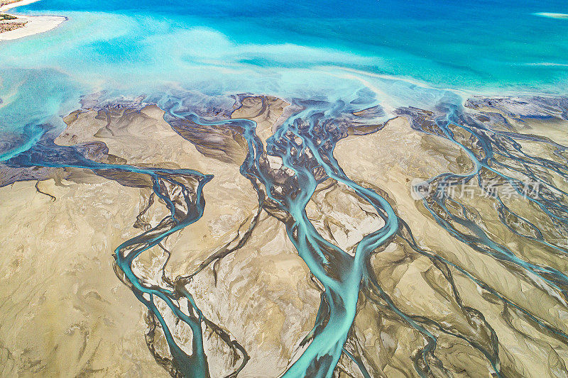 从冰川径流到绿松石湖的河流辫状系统的航空透视
