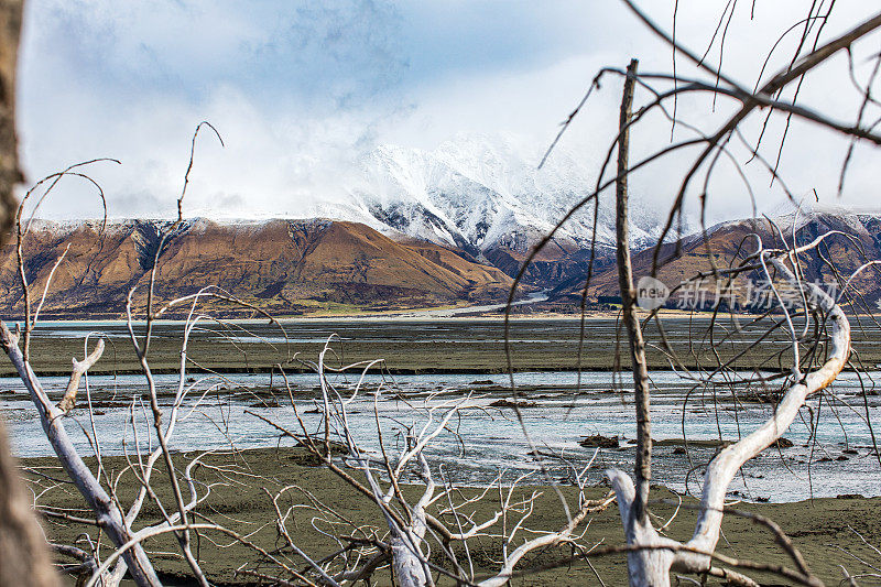 绿松石湖和辫状河流与戏剧性的景观雪山的背景