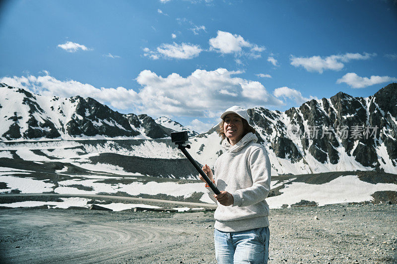 一位背包客正在滔滔不绝地讲述她穿越山口的旅程