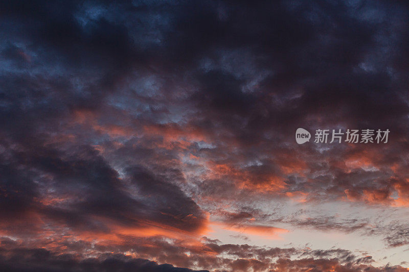 日落天空背景。雨的云。夏天的夜晚。