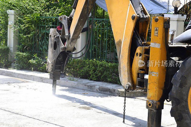 挖土机穿路面水工混凝土破碎机后部。