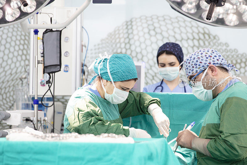 在现代化的手术室里，医生和他的助手。