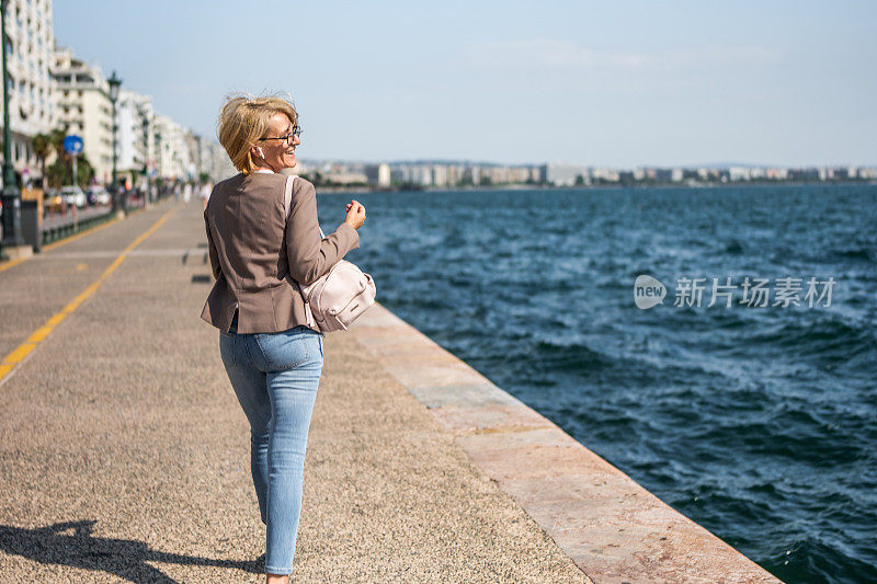 有魅力的成熟女人边走边讲手机