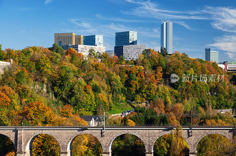 卢森堡市Kirchberg区的办公大楼秋景