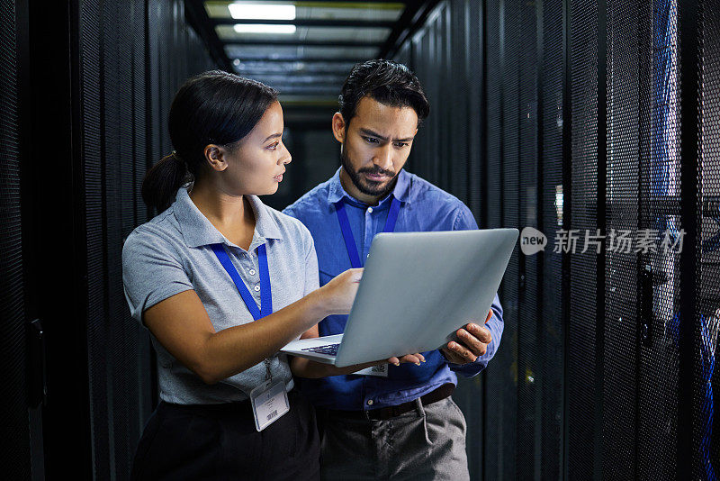 电脑、服务器机房和技术人员解决数据库管理、系统升级或网络安全方面的问题。错误，数据中心或工程师雇员，信息技术和编程