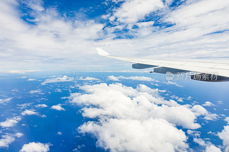 在一个阳光明媚的日子里，从穿过海洋上空云层的飞机上看到的景象