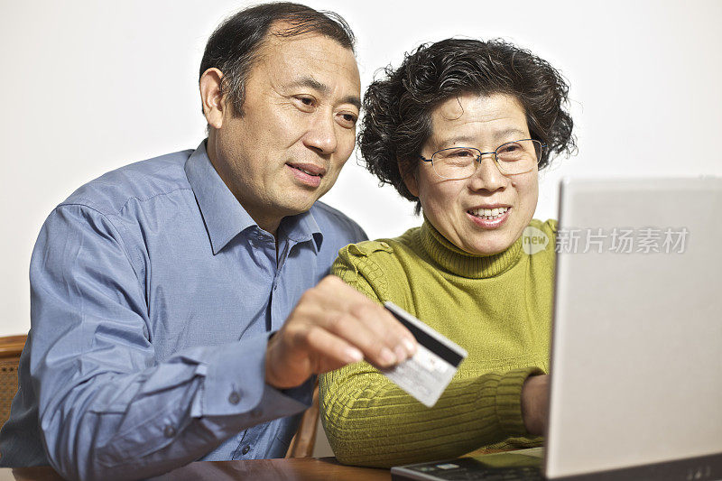 亚洲成熟夫妇在网上购物