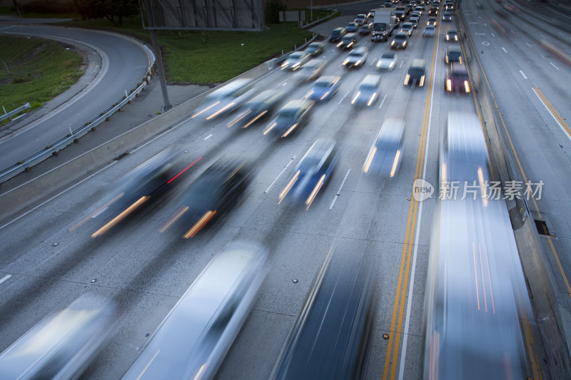 高速公路上快速行驶的车辆