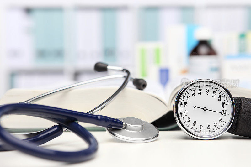 医生办公桌配有医疗设备、听诊器和临床血压计、血压测量、药物在后台