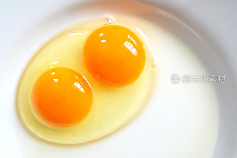 生的双黄蛋放在盘子里
