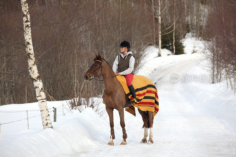 挪威奥斯陆，一名年轻女子在雪地里骑马