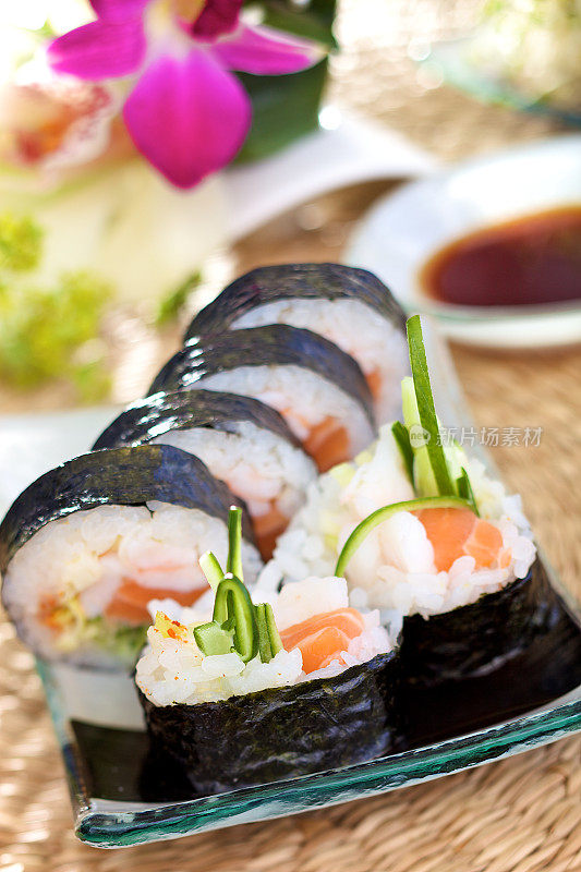 寿司配鲑鱼和对虾