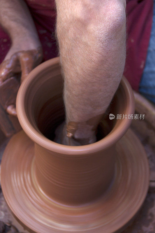陶工用粘土做罐子