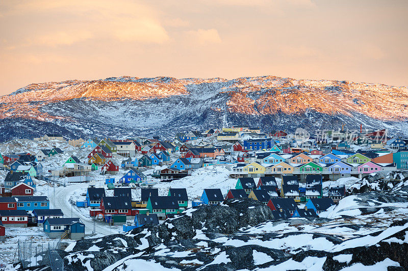 格陵兰岛日落中的彩色伊卢利萨特
