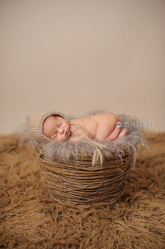 新生儿睡在篮子里