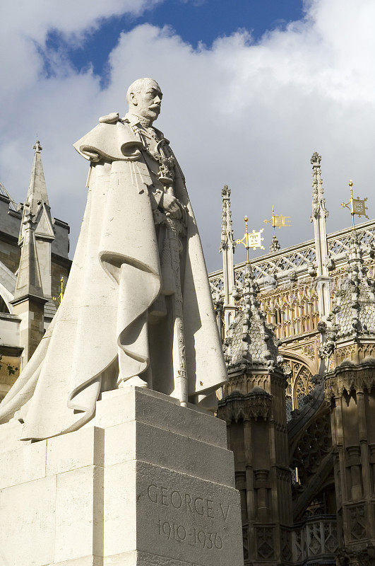 伦敦威斯敏斯特大教堂前的乔治五世雕像