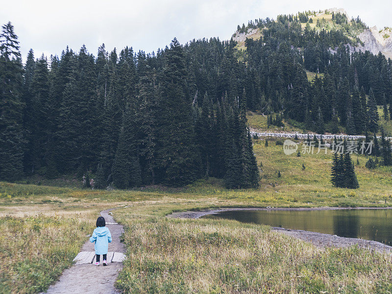 一个亚洲小女孩在雷尼尔山徒步旅行